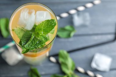 Kadeh tabloda, closeup taze limonata