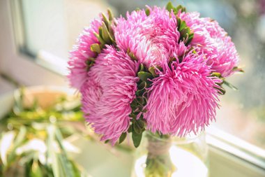 Pencere üzerinde güzel krizantem çiçekli vazo