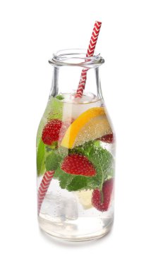 Beyaz arka planda bir şişe taze çilekli limonata.