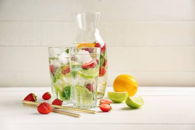 Hafif ahşap masa üzerinde taze çilek limonata