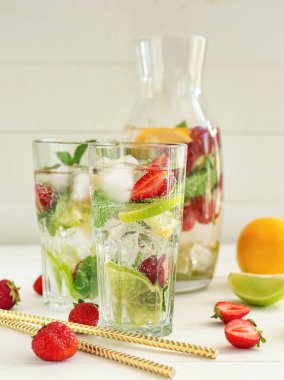 Hafif ahşap masa üzerinde taze çilek limonata