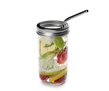 Beyaz arka planda bir kavanoz taze çilekli limonata.