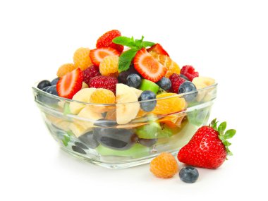 Beyaz arka plan üzerinde cam kase lezzetli meyve salatası