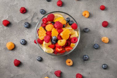 Gri masada cam kase lezzetli meyve salatası