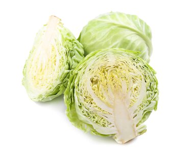 Bütün ve kesilmiş lahana beyaz arka plan üzerinde