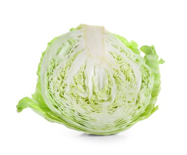 Beyaz arka planda taze lahananın yarısı