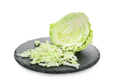 Beyaz zemin üzerine kesilmiş lahana ile kayrak plaka