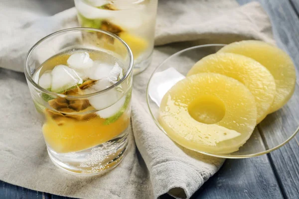 Bebida Saborosa Com Gelo Abacaxi Vidro Mesa Madeira — Fotografia de Stock