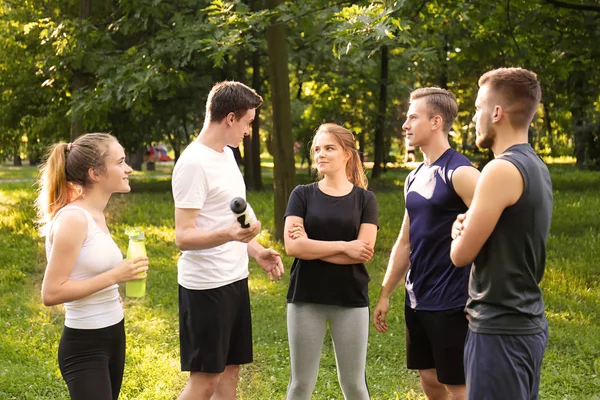 Young Sporty People Having Rest Training Outdoors — Stock Photo, Image