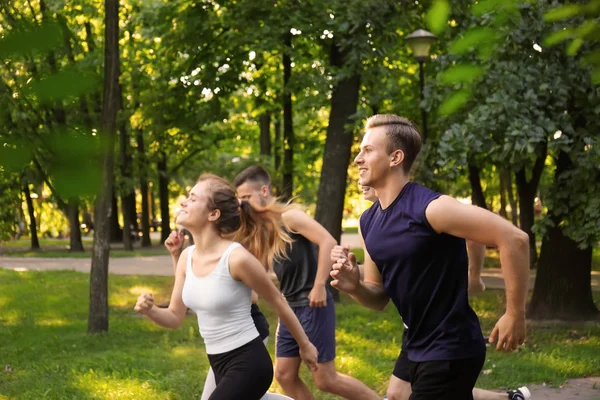 Jóvenes Deportistas Corriendo Aire Libre — Foto de Stock