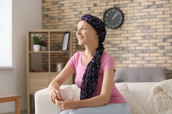 Ευτυχισμένη Γυναίκα Μετά Από Χημειοθεραπεία Που Κάθεται Στον Καναπέ Στο — Φωτογραφία Αρχείου