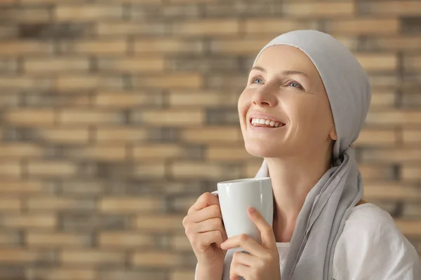 Gelukkige Vrouw Chemotherapie Thuis Met Het Drinken Van Thee — Stockfoto