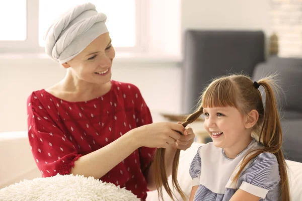 Kobieta Chemioterapii Oplatania Włosy Jej Córka Domu — Zdjęcie stockowe