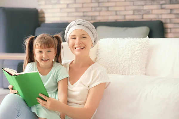 Маленькая Девочка Мать После Химиотерапии Читают Книгу Дома — стоковое фото