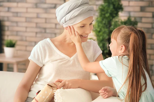 Little Girl Her Mother Present Chemotherapy Home — Stock Photo, Image