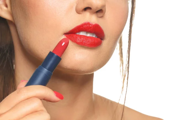 Schöne Junge Frau Mit Rotem Lippenstift Auf Weißem Hintergrund Nahaufnahme — Stockfoto