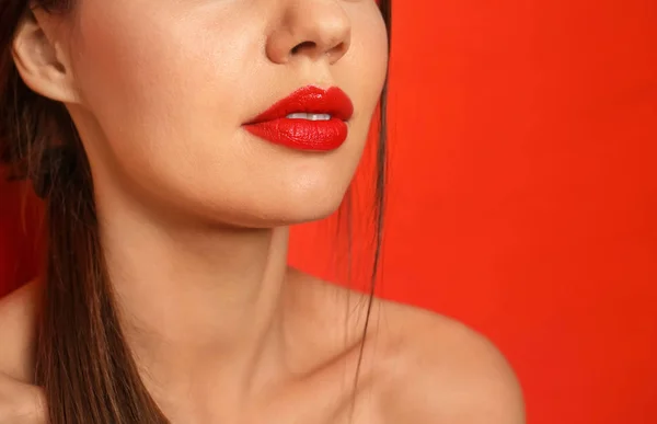 Güzel Genç Kadın Portre Renk Arka Plan Üzerinde Kırmızı Ruj — Stok fotoğraf