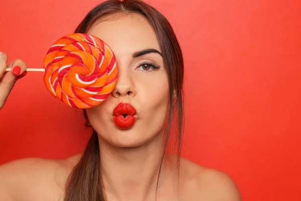 Schöne Junge Frau Mit Rotem Lippenstift Und Lutscher Auf Farbigem — Stockfoto