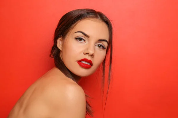 Hermosa Mujer Joven Con Lápiz Labial Rojo Sobre Fondo Color —  Fotos de Stock