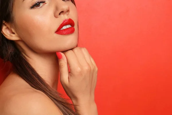 Schöne Junge Frau Mit Rotem Lippenstift Auf Farbigem Hintergrund Nahaufnahme — Stockfoto
