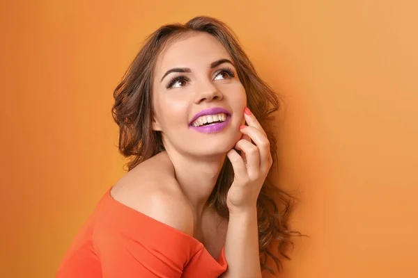 Bella Giovane Donna Con Rossetto Lilla Sfondo Colore — Foto Stock