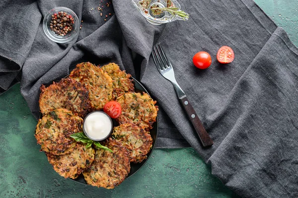 Teller Mit Leckeren Zucchini Pfannkuchen Auf Grünem Tisch — Stockfoto