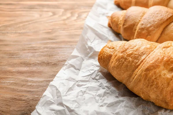 Läckra Croissanter Träbord — Stockfoto