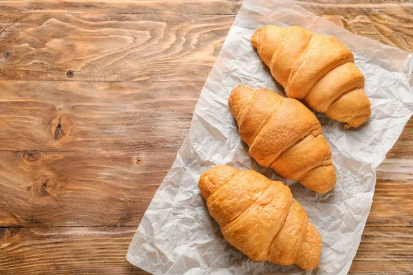 Fából Készült Asztal Ízletes Croissant — Stock Fotó