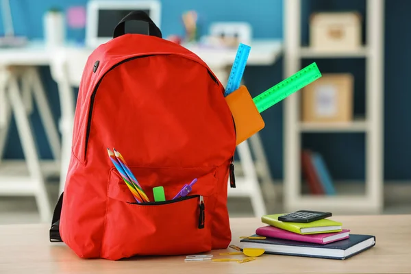 Mochila Con Útiles Escolares Mesa Interior —  Fotos de Stock