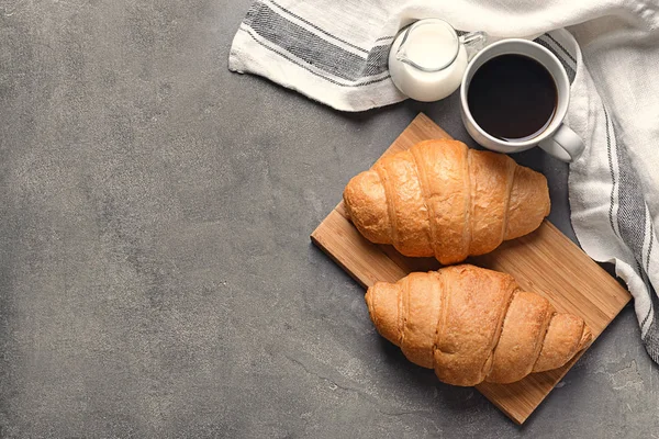 Bord Met Lekkere Croissants Kopje Koffie Een Grijze Achtergrond — Stockfoto