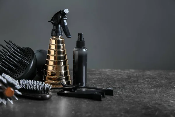 Professionelle Friseur Set Auf Dunklem Hintergrund — Stockfoto