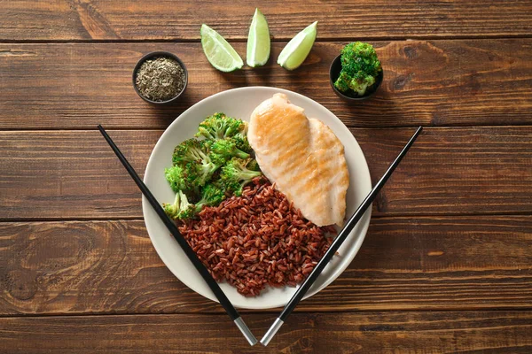 Lekker Gekookte Rode Rijst Met Vlees Broccoli Houten Tafel — Stockfoto