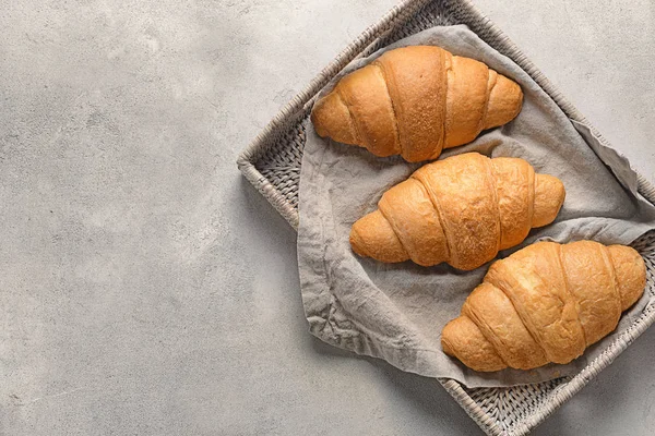 Bandeja Com Croissants Saborosos Fundo Cinza — Fotografia de Stock