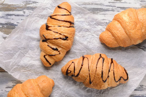 Ízletes Croissant Csokoládé Sziruppal Fából Készült Asztal — Stock Fotó