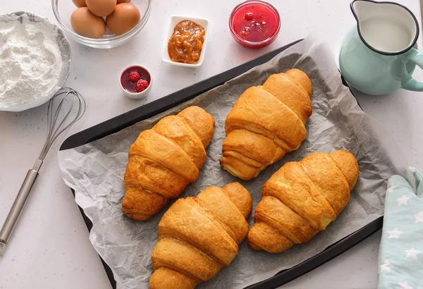 Bakplåt Med Läckra Croissanter Ljusbordet — Stockfoto