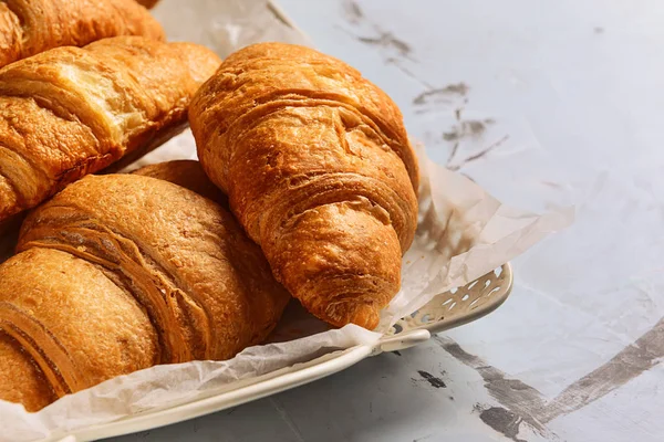 Bricka Med Läckra Croissanter Bord — Stockfoto