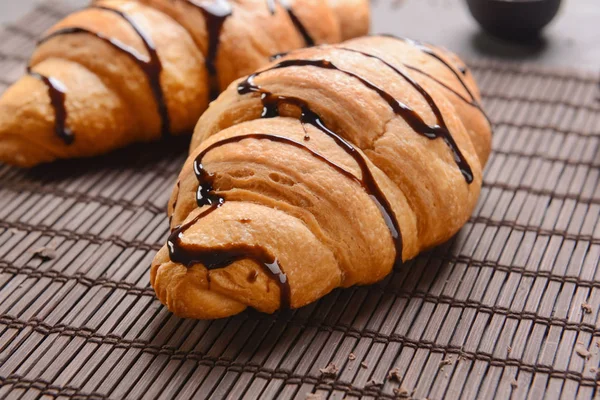 Croissants Sabrosos Con Jarabe Chocolate Estera Bambú — Foto de Stock