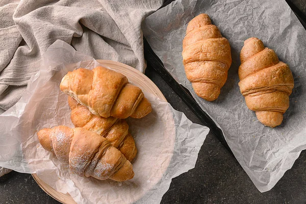 Prato Assadeira Com Croissants Mesa — Fotografia de Stock