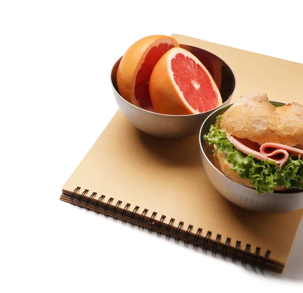 Kommen Met Smakelijk Voedsel Voor Scholier Laptop Witte Achtergrond — Stockfoto