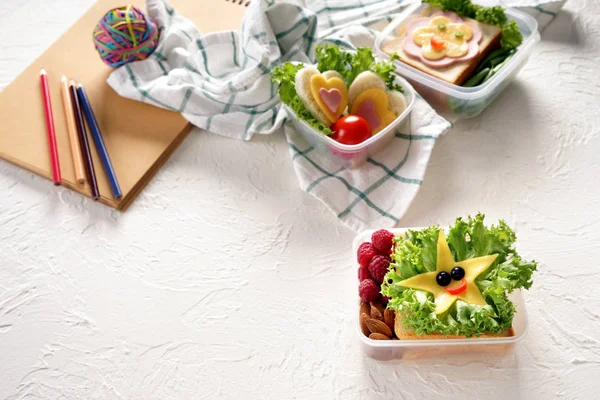 Lunch Vakken Met Smakelijk Broodjes Wit Gestructureerde Achtergrond — Stockfoto