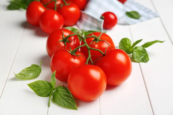 Tomates Deliciosos Manjericão Fresco Mesa Madeira Branca — Fotografia de Stock