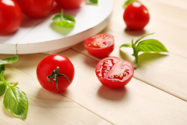 Pomidorów Świeżej Bazylii Drewnianym Stole — Zdjęcie stockowe