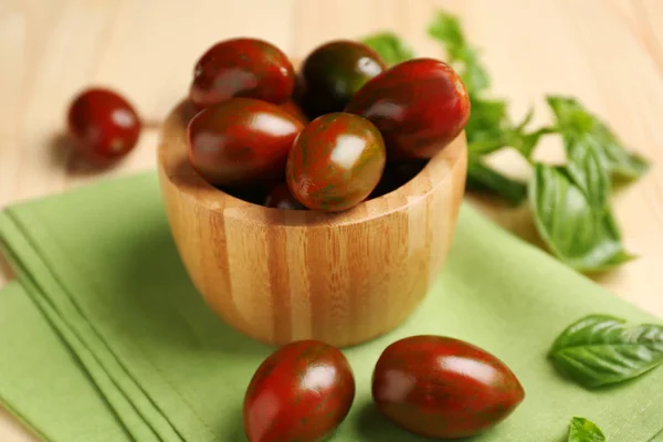 Tigela Com Deliciosos Tomates Manjericão Fresco Guardanapo — Fotografia de Stock