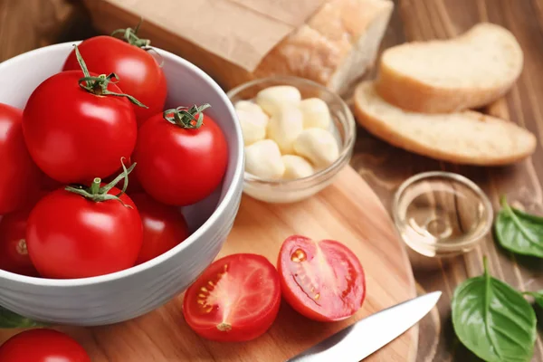 Miska Pysznymi Pomidorkami Pokładzie — Zdjęcie stockowe