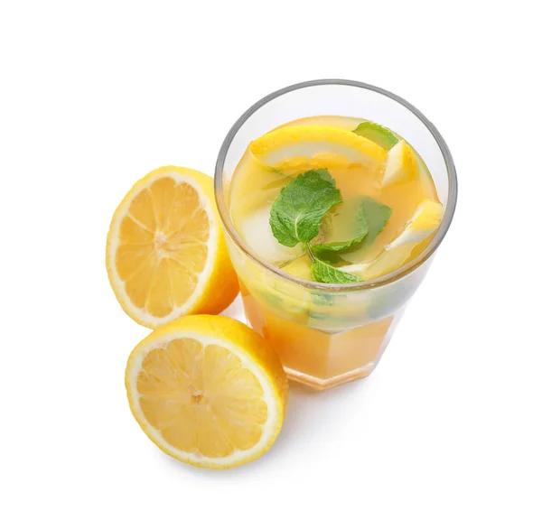 Glas Frischer Cocktail Mit Zitrone Auf Weißem Hintergrund — Stockfoto