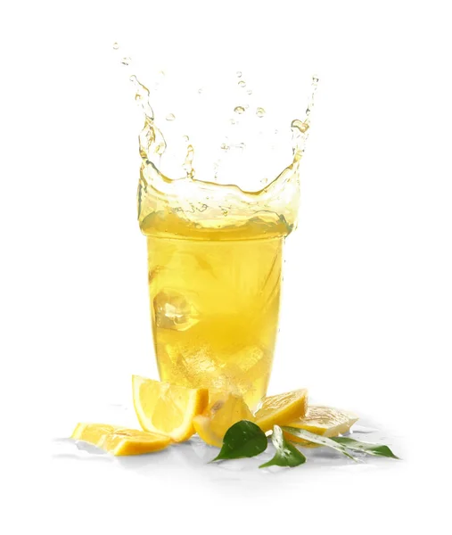 Glas Färsk Lemonad Med Stänk Vit Bakgrund — Stockfoto