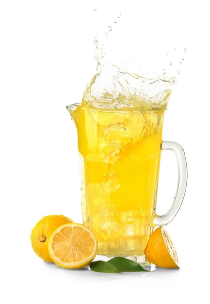 Krug Mit Frischer Limonade Mit Spritzern Auf Weißem Hintergrund — Stockfoto