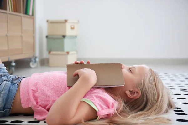 Nettes Kleines Mädchen Schläft Mit Buch Auf Dem Boden Hause — Stockfoto