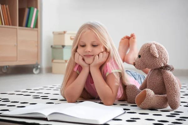 Niedliches Kleines Mädchen Mit Teddybär Liest Buch Auf Dem Boden — Stockfoto