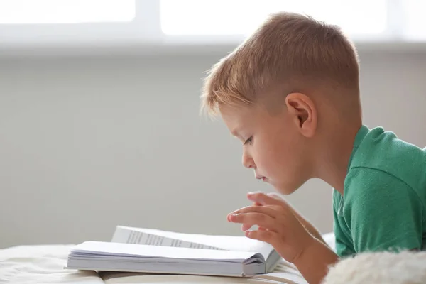 Netter Kleiner Junge Liest Buch Hause Bett — Stockfoto